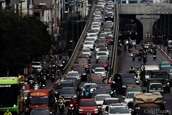 Người dân ùn ùn quay lại Hà Nội, tay xách nách mang