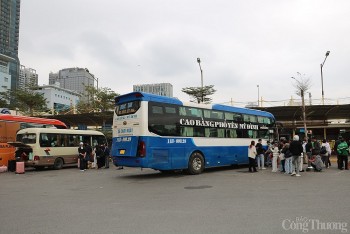 Người về Hà Nội đông, bến xe Mỹ Đình vẫn vắng khách