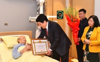 Trao Huy hiệu 65 năm tuổi đảng tặng nguyên Chủ tịch nước Trần Đức Lương