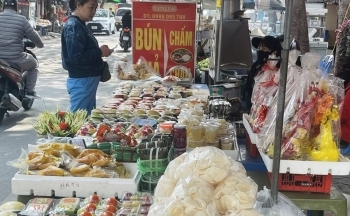 Nhiều sản phẩm đồ lễ 'bắt trend' ngày vía Thần Tài