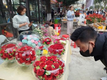 Sản phẩm OCOP 'hoa bất tử' ở Mê Linh hút khách