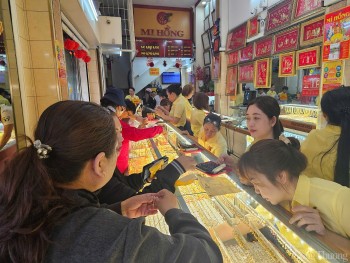 Sát ngày vía Thần Tài, nhiều người tranh thủ mua vàng sớm