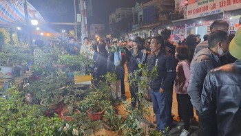 Hàng vạn người đổ về chợ Viềng mua đồ cầu may