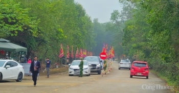 Hàng nghìn du khách đổ về Am Tiên ngày “mở cổng trời”