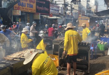 Phố cá lóc nướng tấp nập ngày vía Thần Tài