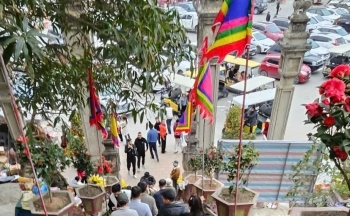 Đền Độc Cước nườm nượp du khách những ngày đầu Xuân