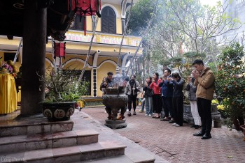 Rằm tháng Giêng: Người dân đội mưa đi chùa cầu an