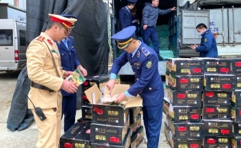 Lạng Sơn: Tạm giữ gần 4.000 túi xúc xích nghi nhập lậu