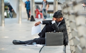 Thất nghiệp hàng loạt: Vết nứt lớn trong thị trường lao động