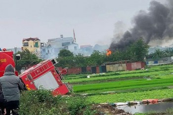 Xe cứu hỏa gặp nạn gần hiện trường vụ cháy