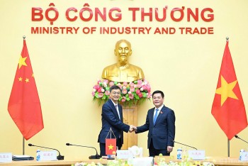 Chùm ảnh: Bộ trưởng Nguyễn Hồng Diên hội đàm với Bí thư Khu ủy Quảng Tây (Trung Quốc)