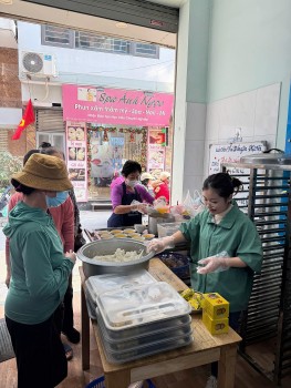 Ấm lòng bữa cơm 2.000 đồng từ quán cơm Yên vui