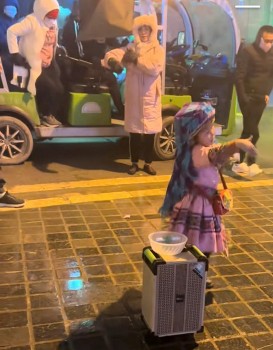 Khi trẻ em “cày cuốc KPI” tiền trong gió lạnh Sa Pa