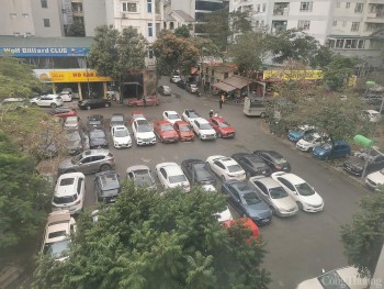 Loạt bãi xe không phép Cầu Giấy vẫn 