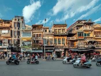 Khám phá Hà Nội bằng xe máy lọt top trải nghiệm 2025