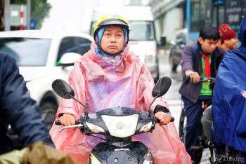 Hà Nội: Xe ôm tay tê cóng, vẫn miệt mài mưu sinh trong mưa rét 15 độ C