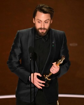 Em trai sao ‘Ở nhà một mình’ đoạt tượng vàng Oscar 2025 là ai?