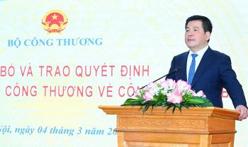 Bộ trưởng Nguyễn Hồng Diên phát biểu giao nhiệm vụ cho lãnh đạo các đơn vị sáp nhập theo bộ máy mới