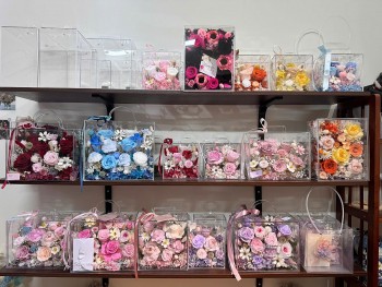 Thị trường hoa sôi động dịp Quốc tế Phụ nữ 8/3