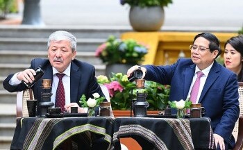 Thủ tướng Phạm Minh Chính giới thiệu về cà phê Việt Nam và mời Thủ tướng Kyrgzystan thưởng thức