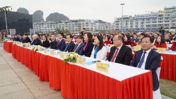 Phụ nữ Than - Khoáng sản duyên dáng áo dài bên bờ Di sản