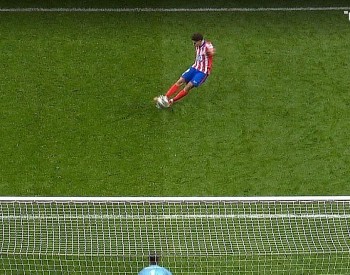 Vì sao quả luân lưu của Julian Alvarez không được công nhận?