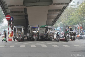 Xe ba bánh, xe tự chế 'vô tư' lấn chiếm đường phố