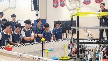 Một trường có 2 đội thi giành quyền tham dự giải Vô địch Thế giới về Robot