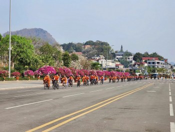 PC Sơn La đạp xe hưởng ứng Giờ Trái đất 2025