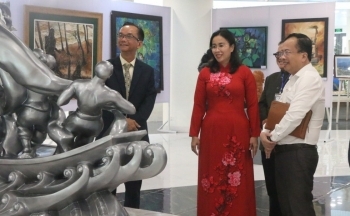 Triển lãm nghệ thuật 'Đà Nẵng 50 năm - Khát vọng vươn mình': Dòng chảy ký ức và khát vọng