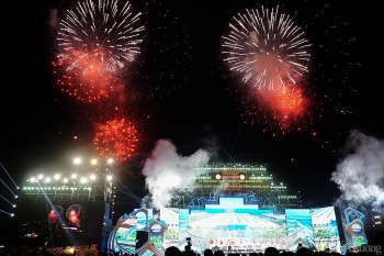 Pháo hoa rực rỡ mừng 50 năm Ngày giải phóng Quảng Nam