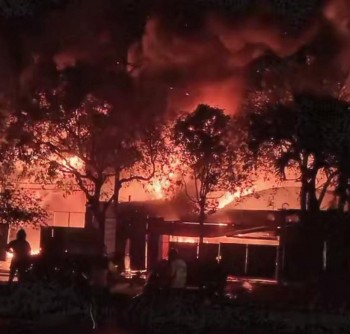 Hà Nội: Cháy lớn trong đêm tại Gia Lâm, lửa  bao trùm khu nhà xưởng cạnh cây xăng