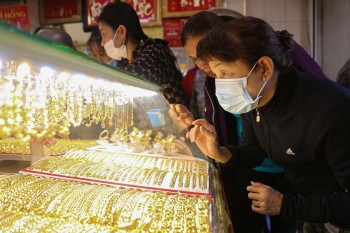 Giá vàng hôm nay tăng vượt 100 triệu đồng/lượng, người mua vàng lãi lớn