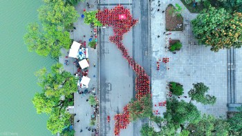 Hà Nội: Ấn tượng hàng trăm thiếu nữ diện áo dài xếp hình bản đồ Việt Nam
