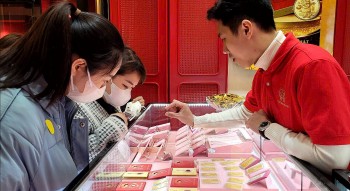 Giá vàng hôm nay tăng vùn vụt, khoảng cách mua bán lớn