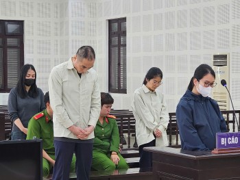 Lật tẩy chiêu trò 'rửa' giấy phép cho bác sĩ Trung Quốc