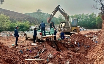 Lạng Sơn: Quản lý thị trường tiêu hủy 1,3 tấn chân gà không rõ nguồn gốc