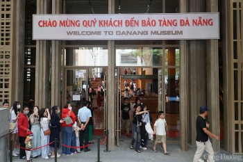 Đà Nẵng: Bảo tàng, khu giải trí đông kín người