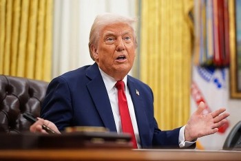 Hai Bộ trưởng ở bên ông Trump khi viết bài đặc biệt nhất