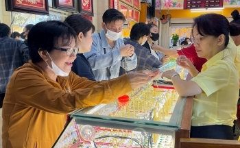 Giá vàng lại tăng sốc, nhà đầu tư đổ xô ‘gom vàng’