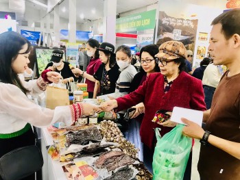 Hàng hóa của bà con đồng bào dân tộc ‘đắt khách’ tại Hội chợ VITM Hà Nội