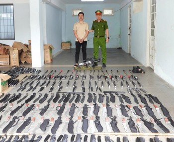 Đà Nẵng: Phá đường dây làm giả tài liệu, buôn bán vũ khí thô sơ