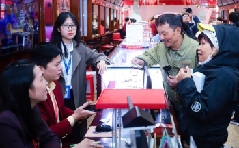 Giá vàng tăng cực mạnh, người dân vẫn xếp hàng mua