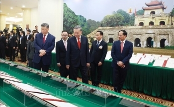 Hai nhà lãnh đạo Việt - Trung chứng kiến trưng bày loạt văn kiện hợp tác giữa hai nước
