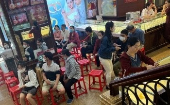 Người dân xếp hàng mua vàng, dù cửa hàng bán 'nhỏ giọt'