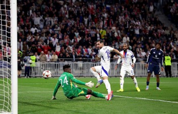 Lịch thi đấu bóng đá ngày 17/4: MU đấu với Lyon