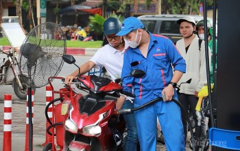 Giá xăng tiếp tục giảm, có loại về dưới 19.000 đồng/lít