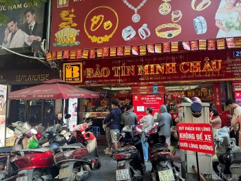 Không phải ngày vía Thần Tài, vì sao người dân vẫn xếp hàng bán vàng?