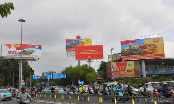 TP. Hồ Chí Minh cờ hoa rực rỡ mừng đại lễ 30/4