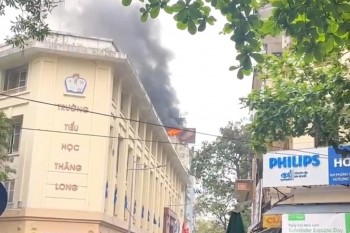 Hà Nội: Cháy nhà cao tầng cạnh trường học, phải sơ tán nhiều học sinh